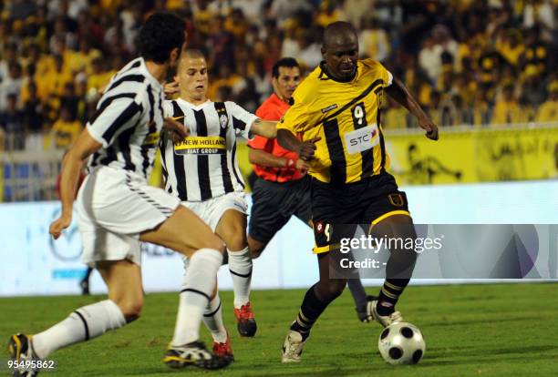 Retiring Al-Ittihad player Hamza Idriss fends off Juventus midfielder Sebastian Giovinco during their friendly match in Jeddah on December 30, 2009....