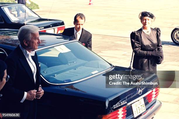 German President Richard von Weizsacker and his wife Marianne are seen on arrival at the Imperial Palace to attend the 'Sokui-no-Rei', Emperor's...