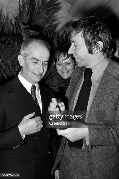 French journalist Pierre Bouteiller receives from French actor Louis de Funes the Press Award, "Stylo d'Or" on February 6, 1975 in Paris.