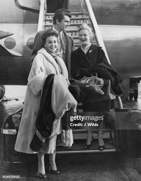 From left to right, actors Jean Simmons , Edmund Purdom and Joan Greenwood arrive at London Airport from Hollywood, 24th October 1954.