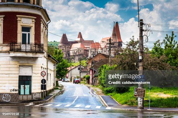 castello di corvin visto dalla strada, hunedoara, transilvania, romania - hunedoara foto e immagini stock