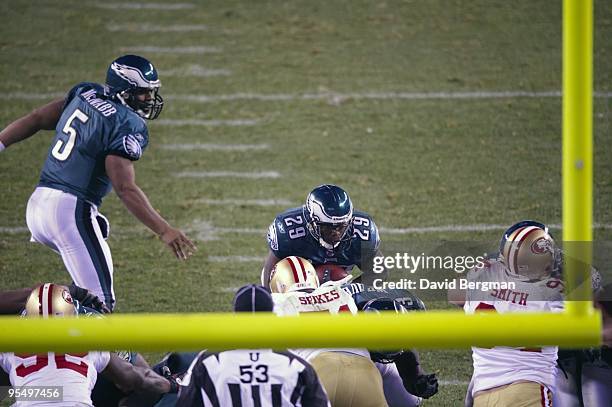 Philadelphia Eagles QB Donovan McNabb in action, handoff to LeSean McCoy vs San Francisco 49ers. Philadelphia, PA CREDIT: David Bergman