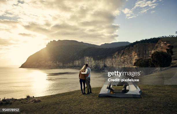 dies ist der perfekte campingplatz - couple australian stock-fotos und bilder