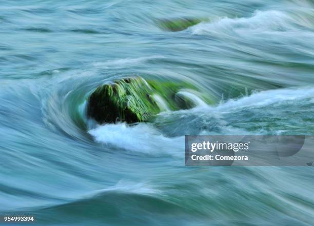 flowing water backgrounds - wildwasser fluss stock-fotos und bilder