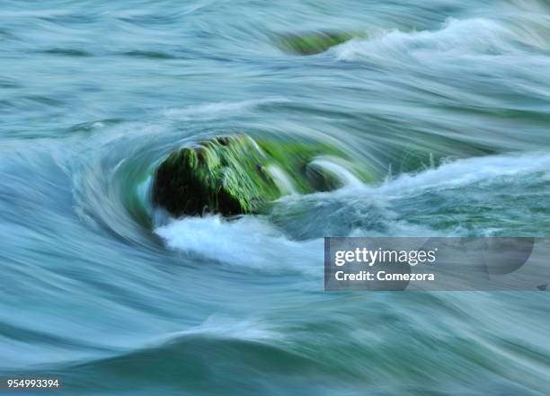 flowing water backgrounds - flowing river stock pictures, royalty-free photos & images