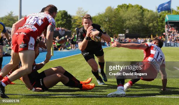 Liam Williams of Saracens dives to score a try during the Aviva Premiership match between Saracens and Gloucester Rugby at Allianz Park on May 5,...