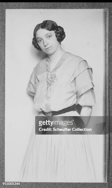 Early 20th century german portrait, A German woman in formal dress poses for a three quarter length portrait, Hamburg, Germany. Circa 1912-1918,...