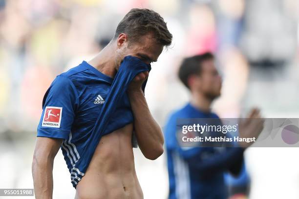 Matti Ville Steinmann of Hamburg covers his face in dejection after the Bundesliga match between Eintracht Frankfurt and Hamburger SV at...