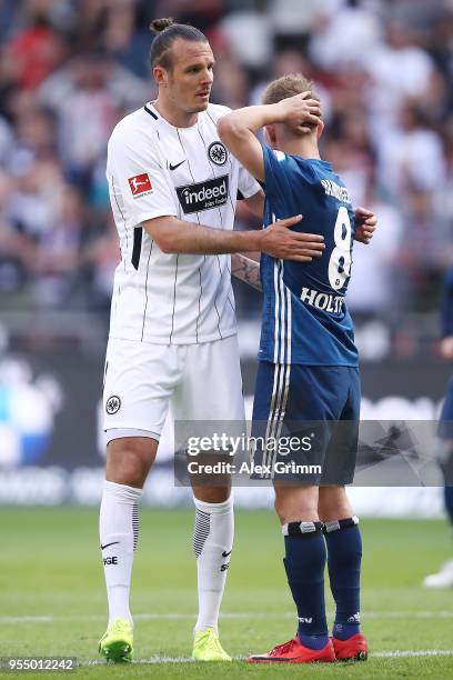 Alexander Meier of Frankfurt consoles Lewis Holtby of Hamburg after the Bundesliga match between Eintracht Frankfurt and Hamburger SV at...