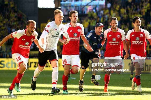 The team of Mainz with heda coach Sandro Schwarz celebrates the 2-1 victory and avoid the relegation after the Bundesliga match between Borussia...