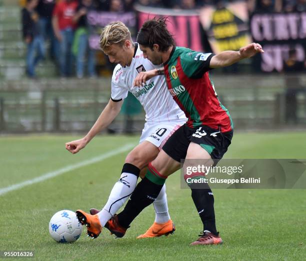 Antonino La Gumina of US Città di Palermo and Andrea Paolucci of Ternana Calcio in action during the serie B match between Ternana Calcio and US...