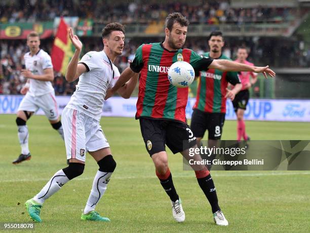 Gabriele Rolando of US Città di Palermo and Alessandro Favalli of Ternana Calcio in action during the serie B match between Ternana Calcio and US...