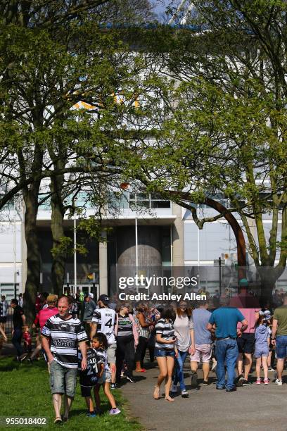 Fans stream into the KCOM Stadium ahead of the Betfred Super League match between Hull FC and Castleford Tigers at KCOM Stadium on May 5, 2018 in...