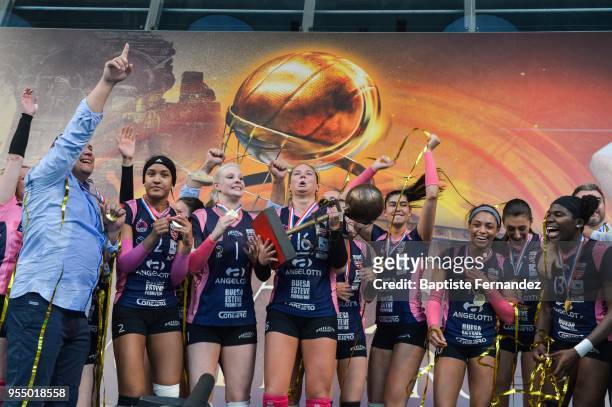 Team of Beziers celebrates the victory during the Women Final Ligue A match between Beziers and RC Cannes at Salle Pierre Coubertin on May 5, 2018 in...