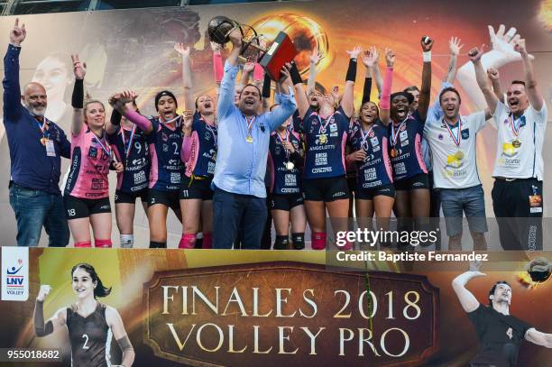 Team of Beziers celebrates the victory during the Women Final Ligue A match between Beziers and RC Cannes at Salle Pierre Coubertin on May 5, 2018 in...