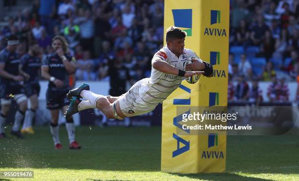 Mike Williams of Leicester Tigers scores a try during the Aviva Premiership match between Sale Sharks and Leicester Tigers at AJ Bell Stadium on May...