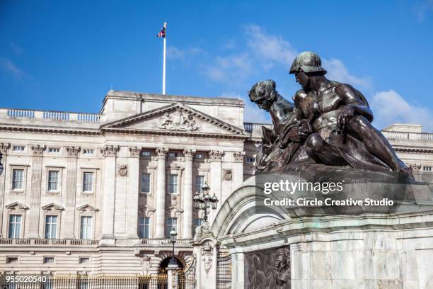 buckingham palace - stazione di monument londra foto e immagini stock