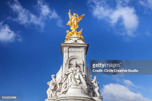 queen victoria memorial di fronte a buckingham palace - stazione di monument londra foto e immagini stock