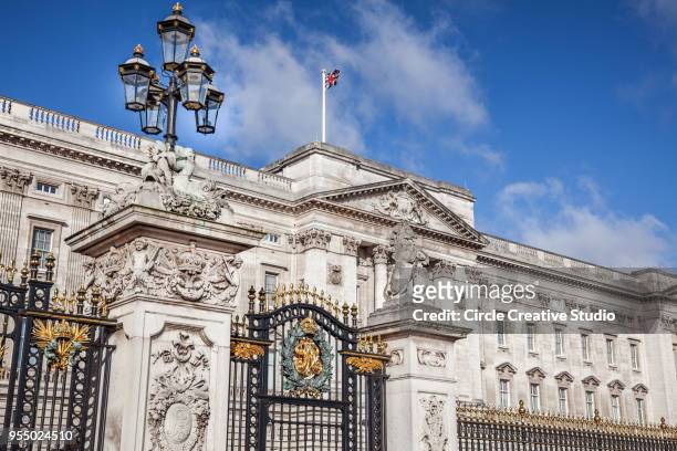 buckingham palace - monument station london stock pictures, royalty-free photos & images