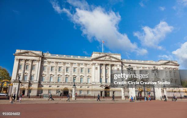 buckingham palace - stazione di monument londra foto e immagini stock