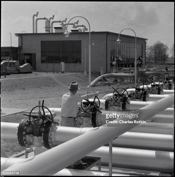 Pipelines at texaco oil refinery, circa 1957, Illinois, USA.