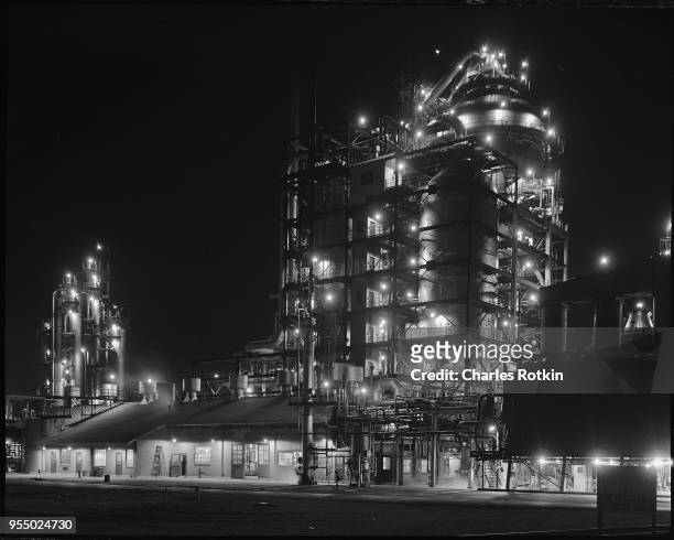 Texaco petroleum refinery, circa 1957, Illinois, USA.