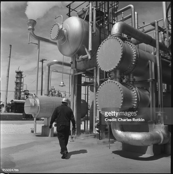 Texaco refinery, circa 1957, Illinois, USA.