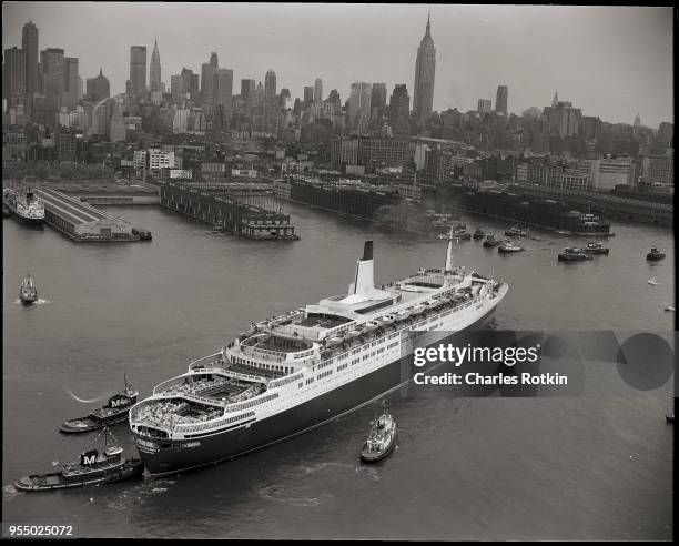 Cruise ship in new york's harbor, Tugboats assist the Cunard Line passenger ship Queen Elizabeth II as it prepares to dock in New York's harbor, ,...