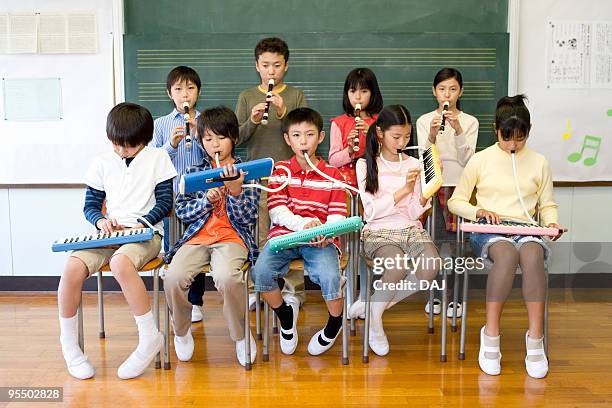 students playing instruments - 子供のみ ストックフォトと画像