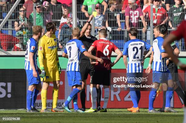 Fabian Lustenberger, Rune Almenning Jarstein, Per Skjelbred of Hertha BSC, referee Soeren Storks, Marvin Bakalorz of Hannover 96, Marvin Plattenhardt...