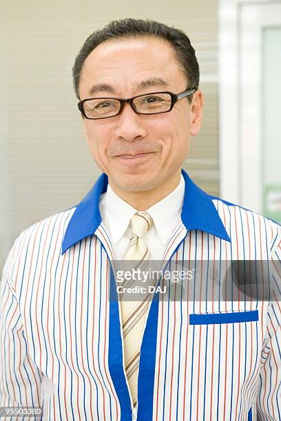 portrait of store manager - quartier d'itabashi photos et images de collection