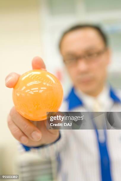 store manager holding security color ball - quartier d'itabashi photos et images de collection