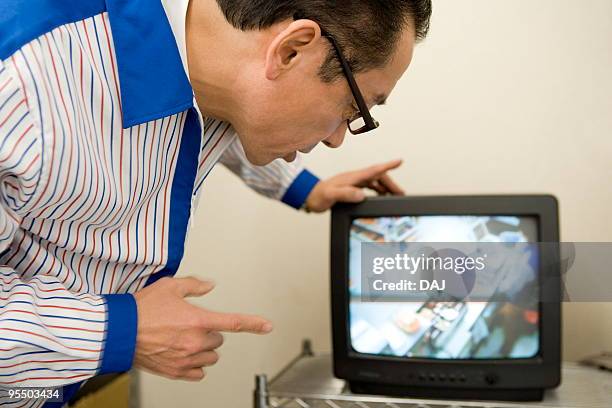 store manager looking at security camera - quartier d'itabashi photos et images de collection