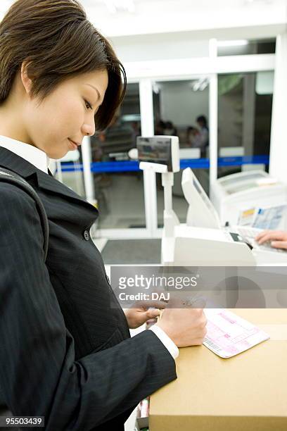 young woman writing information on label - quartier d'itabashi photos et images de collection