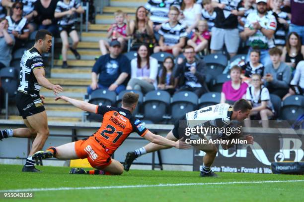 Jamie Shaul of Hull FC scores a try during the Betfred Super League match between Hull FC and Castleford Tigers at KCOM Stadium on May 5, 2018 in...