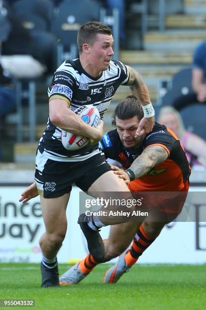 Jamie Shaul of Hull FC avoids Alex Foster of Castleford Tigers en route to a try during the Betfred Super League match between Hull FC and Castleford...