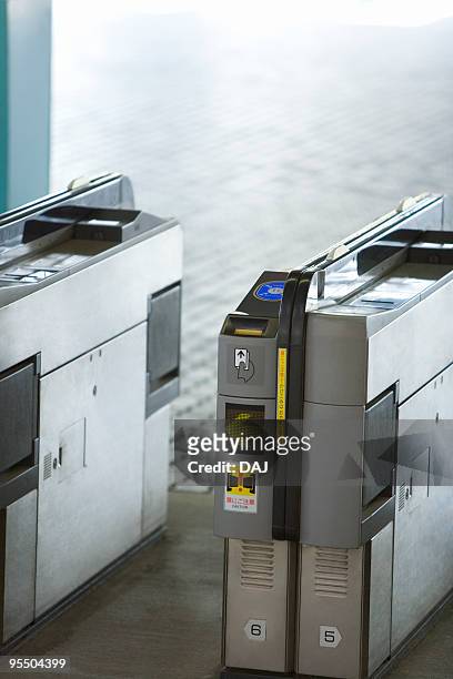 turnstiles at station - 改札 ストックフォトと画像