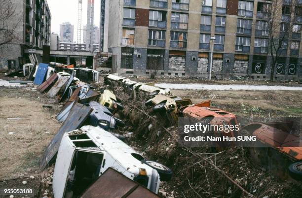 Tranchée de carcasses de voitures à Sarajevo, en mars 1996, Bosnie-Herzégovine.