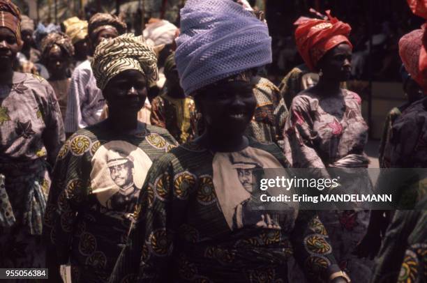 Groupe de femmes dans le défilé de la convention de Lomé, en février 1975, Togo.