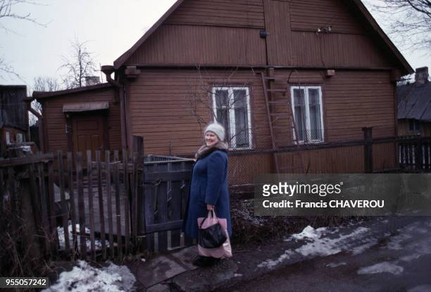 Femme devant sa maison à Vilnius, en février 1992, Lituanie.