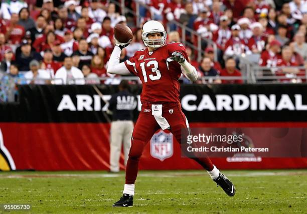 Quarterback Kurt Warner of the Arizona Cardinals throws a pass during the NFL game against the St. Louis Rams at the Universtity of Phoenix Stadium...