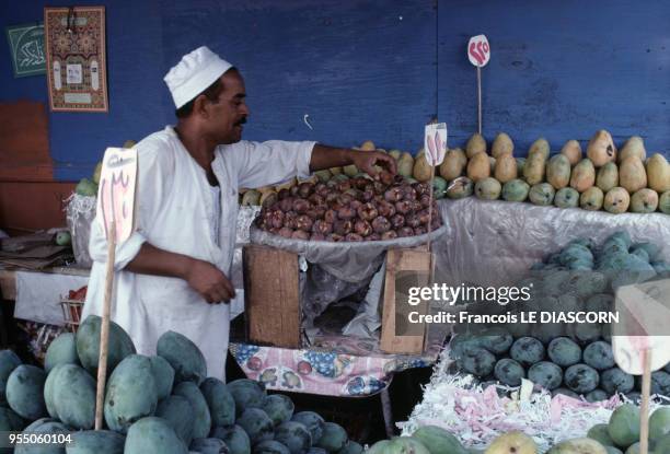 Vendeur de fruits sur le marché au Caire, en août 1982, Egypte.