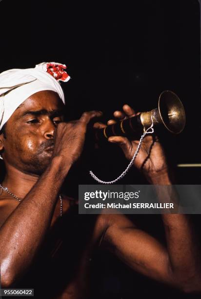 Joueur de trompette au temple de la Dent de Kandy, en 1980, Sri Lanka.