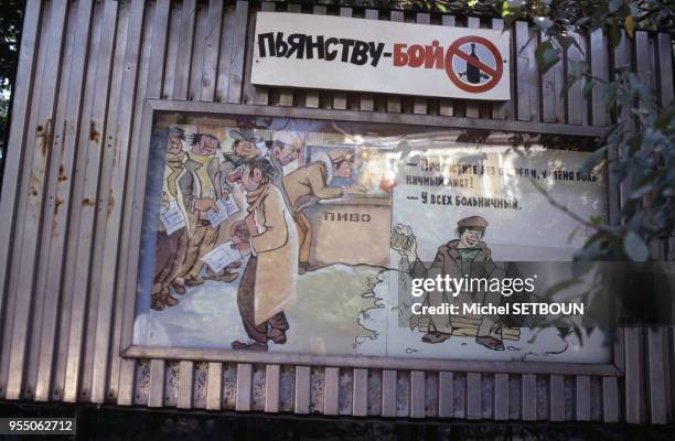 Carricature des touristes russes pour une campagne de sensibilisation contre l'alcoolisme, à Yalta, Russie.