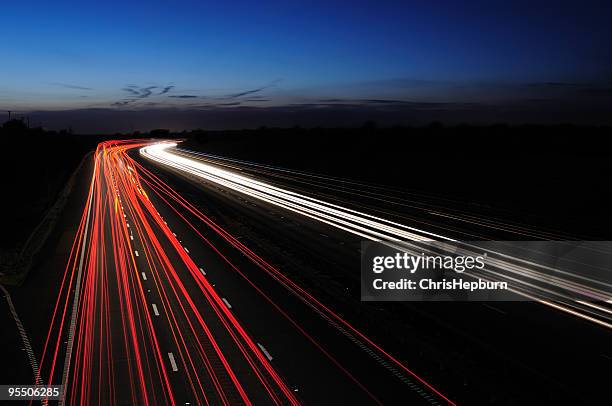 motorway lights at twilight - two lane highway 個照片及圖片檔