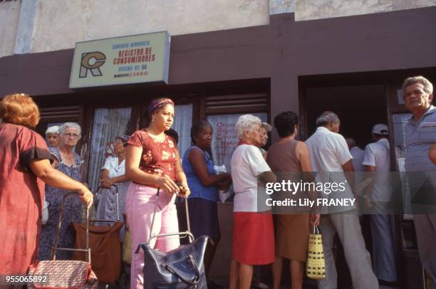 Boutique de nourriture en période de rationnement à la Havane, en juillet 1991, Cuba.