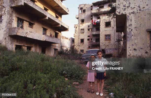 Petites filles dans la rue, au milieu des vestiges de la guerre, à Beyrouth, en mai 1991, Liban.