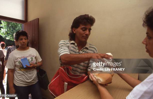Boutique de nourriture en période de rationnement à la Havane, en juillet 1991, Cuba.