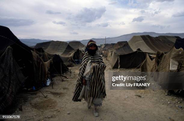 Femme dans un campement du moussem d'Imilchil, dans le Haut Atlas au Maroc, en 1983.