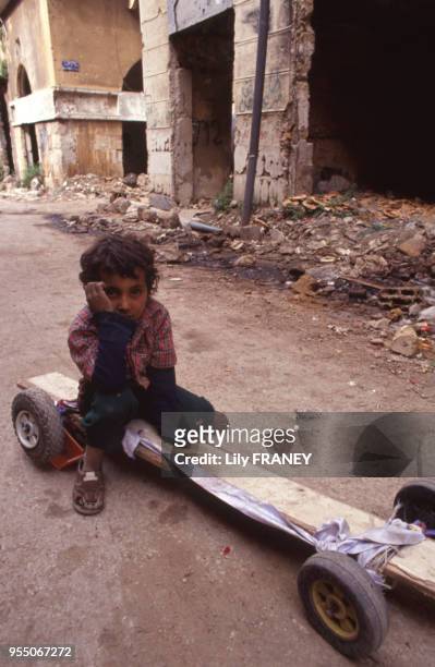 Enfant dans le quartier de la Ligne verte à Beyrouth, en mai 1991, Liban.